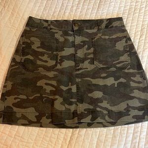Women’s Camo skirt size Large Copper Key